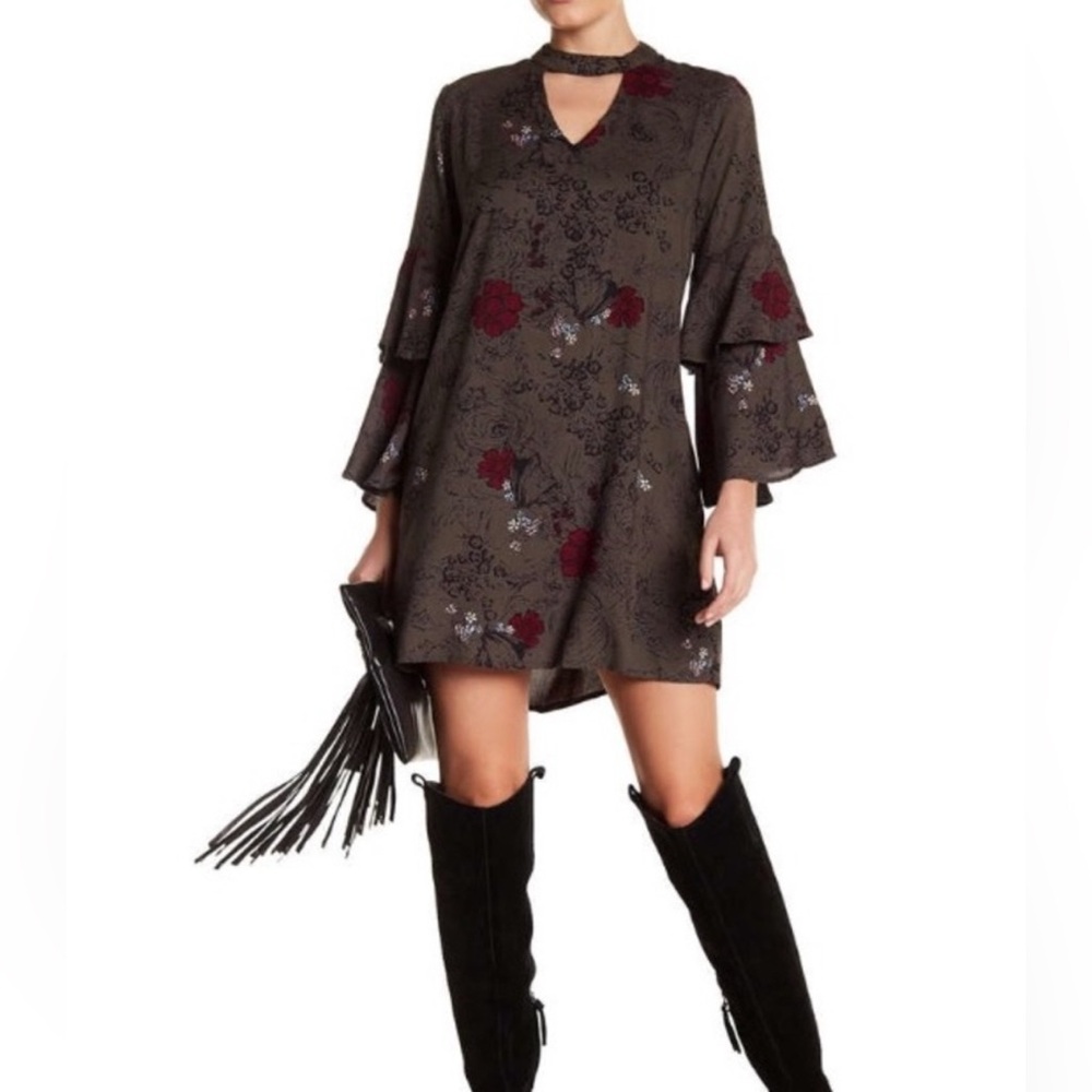 Nostalgia Flowy dress ruffle sleeves